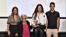 La madre y los hijos de Kepa Junkera reciben el premio Adarra de 2020 en su nombre