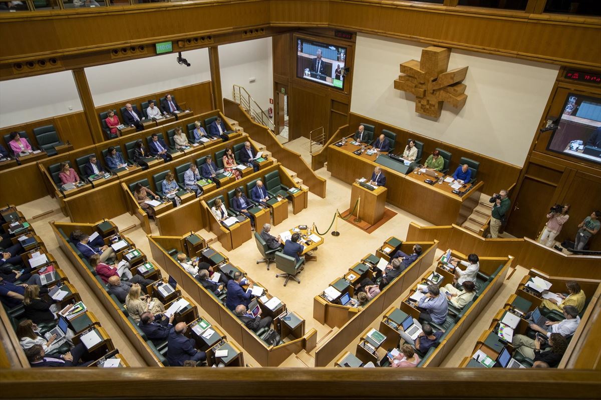 Imagen de archivo de un pleno del Parlamento Vasco. Foto de archivo: EFE
