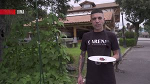 Ardi errezeta zaharberritua prestatu digu Garena jatetxeko Julen Baz sukaldariak