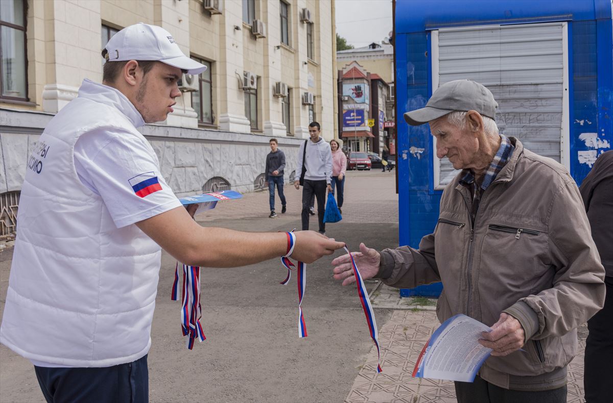 Ciudadanos prorusos en un mitin de campaña para el referéndum en Luhansk. Foto: EFE.