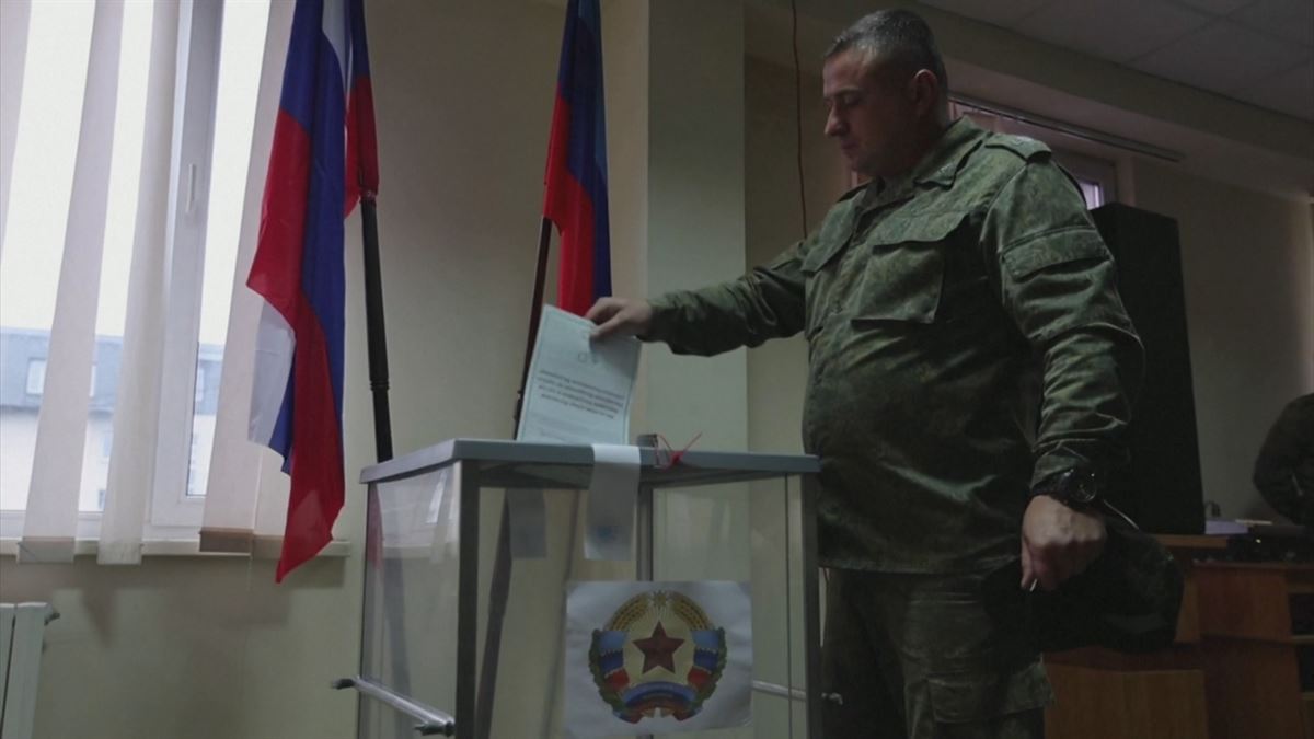 Militar votando. Imagen obtenida de un vídeo de Agencias.