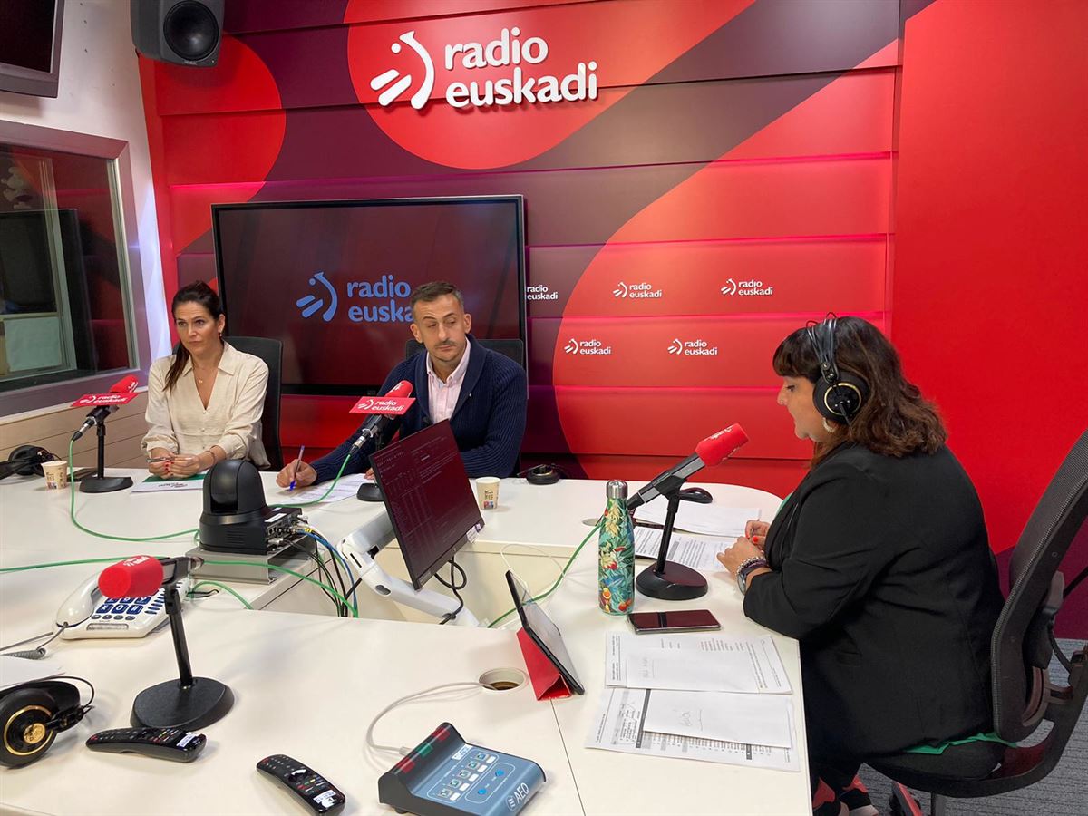 Leixuri Arrizablaga eta Ekain Rico, "Parlamento en las Ondas" saioan. Argazkia: EITB MEDIA