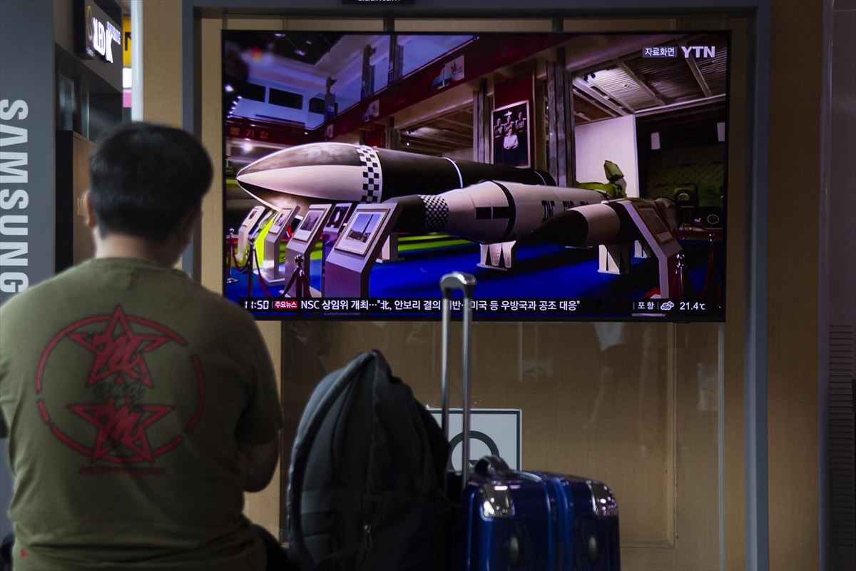 Un hombre viendo imaágenes de un misil en la televisión surcoreana. Foto: EFE