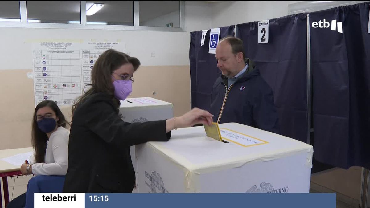 Una mujer deposita su voto en un colegio electoral de Napoles