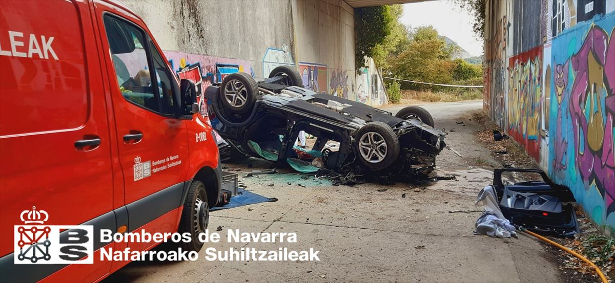 Imagen del vehículo accidentado. Foto: Bomber@s de Navarra Twitter