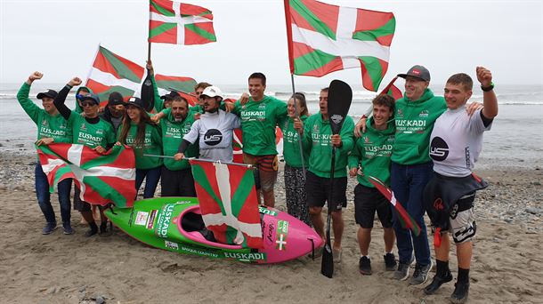 Integrantes de la Euskal Selekzioa de kayak surf