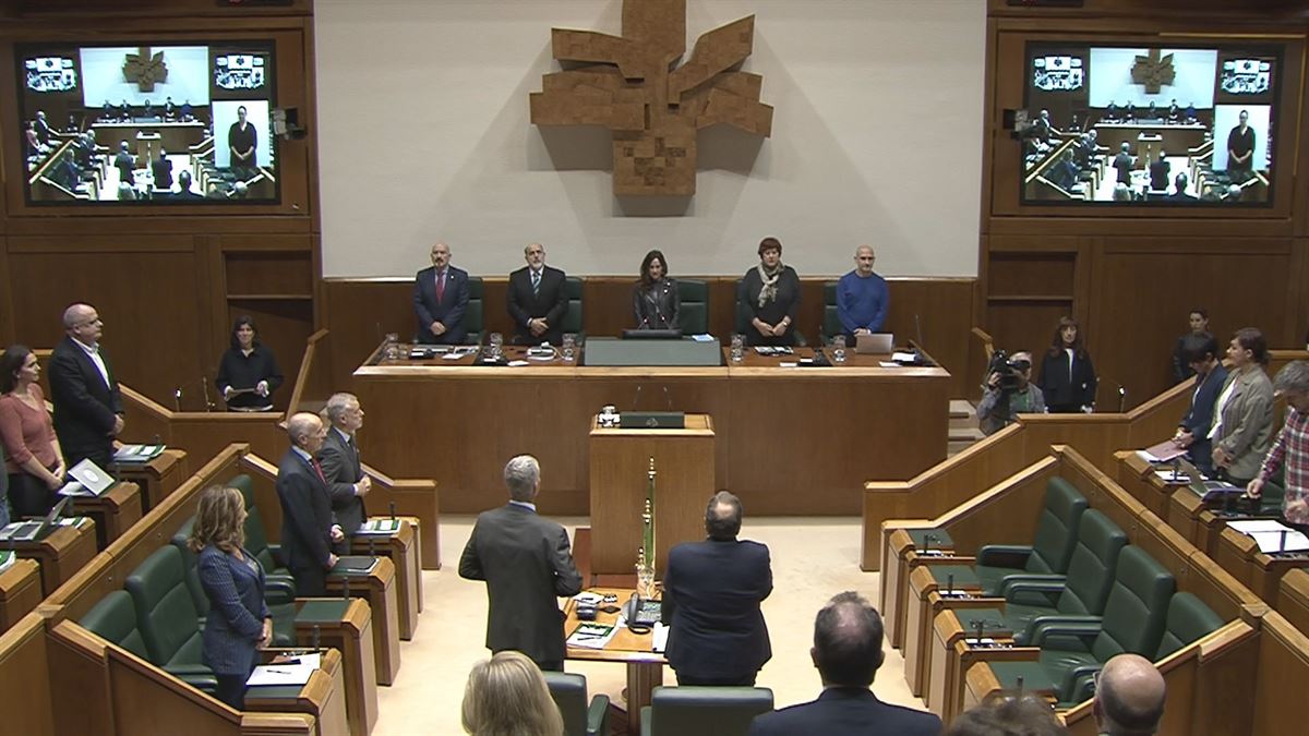 Minuto de silencio. Imagen obtenida de un vídeo del Parlamento Vasco.