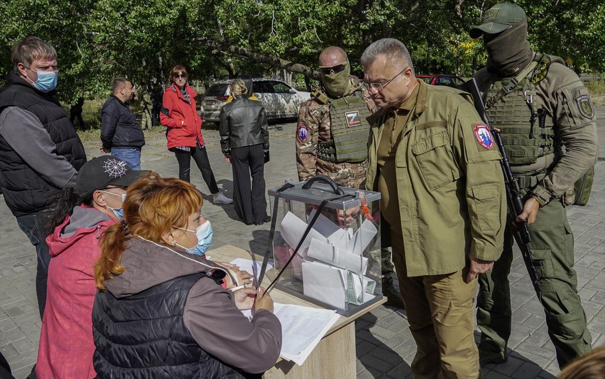 Varias personas, en Mariupol, durante el referéndum. Foto: EFE. 