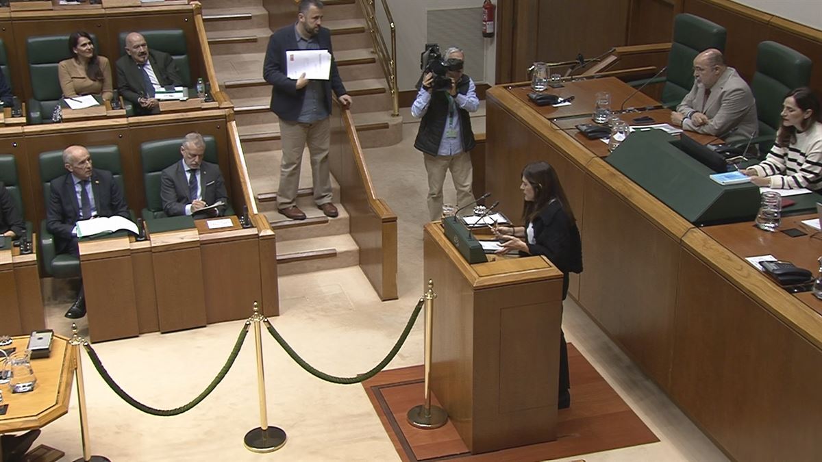 Miren Gorrotxategi se dirige al lehendakari. Imagen obtenida de un vídeo del Parlamento Vasco.