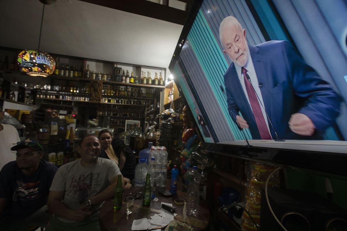 Varias personas siguen el debate electoral en un bar, en Brasil. Foto: EFE