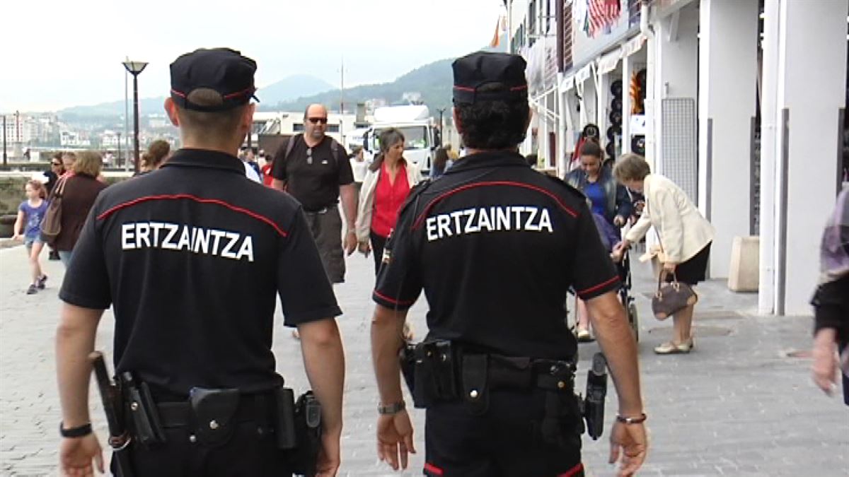 Dos agentes de la Ertzaintza. Imagen obtenida de un vídeo de archivo de EITB Media
