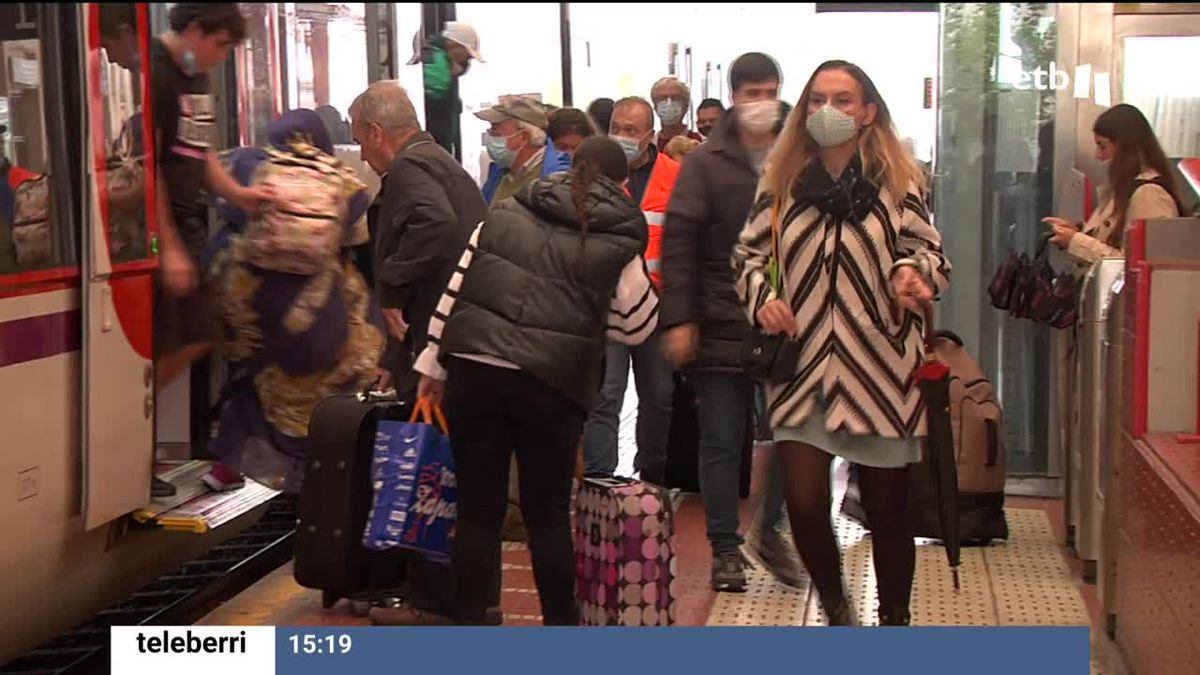 Usuarios de transporte público. Una foto obtenida de un vídeo de EITB Media.