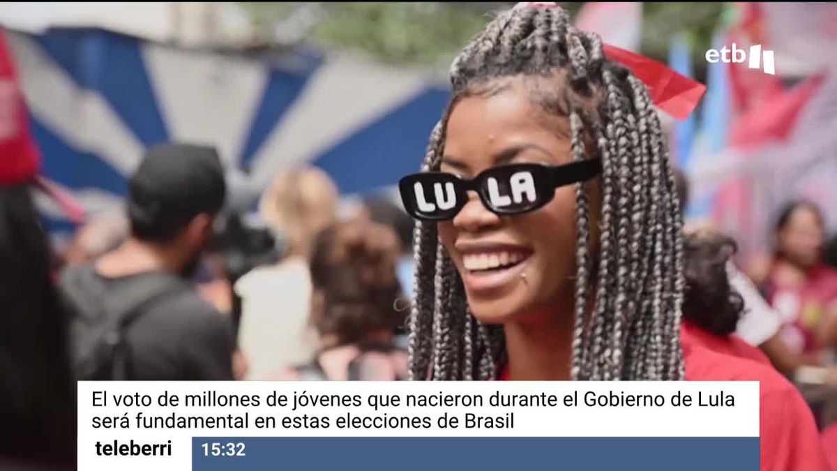 Una joven brasileña con unas gafas a favor de Lula da Silva.
