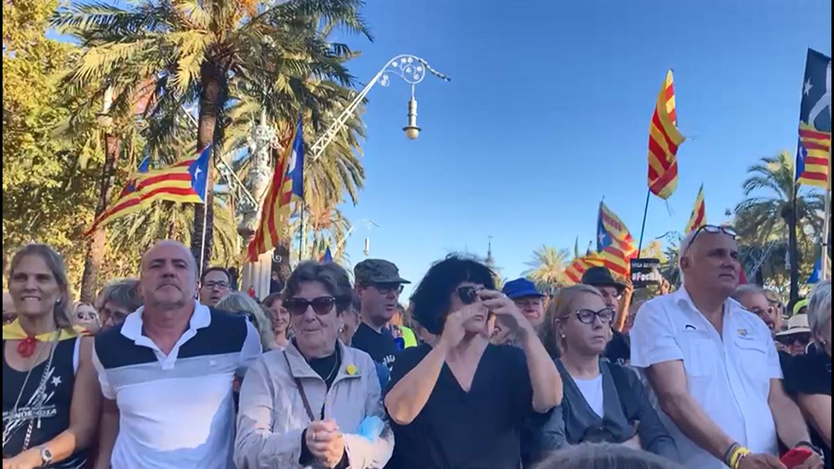 Oihuak eta txistuak Kataluniako Gobernuaren kontra U-1aren ospakizunetan