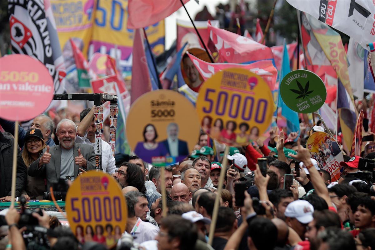 Lula saluda a sus simpatizantes por las calles de Sao Paulo, antes de las elecciones. Foto: EFE