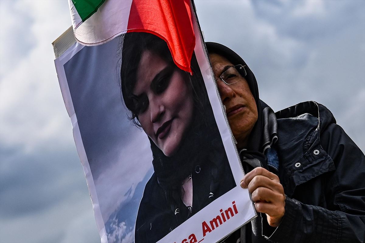 Protesta por la muerte de la joven Masha Amini en Irán. Foto: EFE