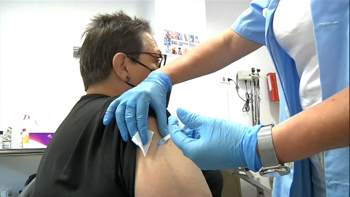 Una persona vacunándose. Imagen obtenida de un vídeo de EITB Media.