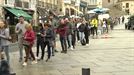 Largas colas en Vitoria-Gasteiz para conseguir entradas para el partido entre el Burgos y el Alavés
