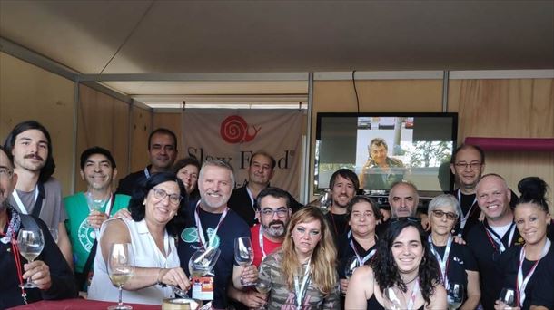 La gran familia de Slow Food Araba en el stand de Turín