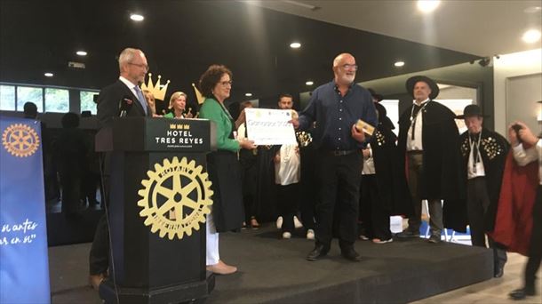 Ignacio Vela con el galardón recibido por el Rotary Club de Pamplona