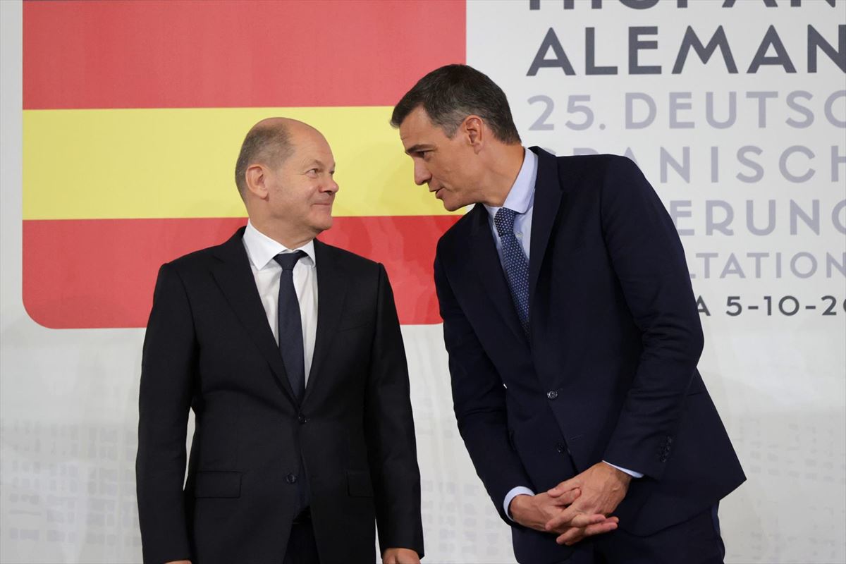 El jefe del Gobierno español, Pedro Sánchez, y el canciller alemán, Olaf Scholz, en A Coruña. EFE