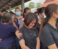 Familiares lloran a las víctimas de la matanza en una guardería de Tailandia
