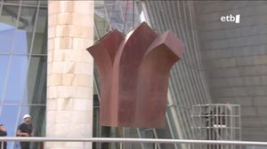 Bilboko Guggenheimek Eduardo Chillidaren bi eskultura instalatu ditu museoaren kanpoaldean