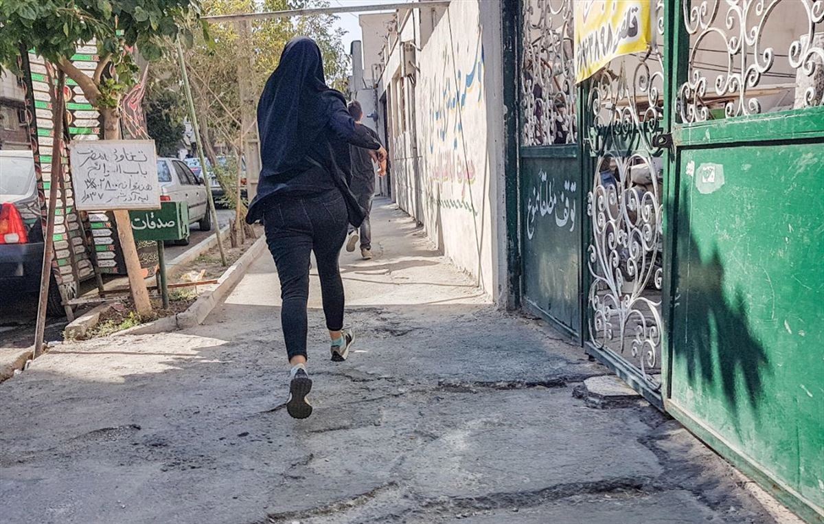 Manifestantes corren durante una protesta por la muerte de la joven iraní Mahsa Amini. Foto: EFE