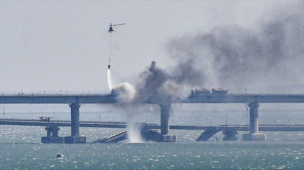 El puente de Crimea tras ser atacado. Foto: EFE