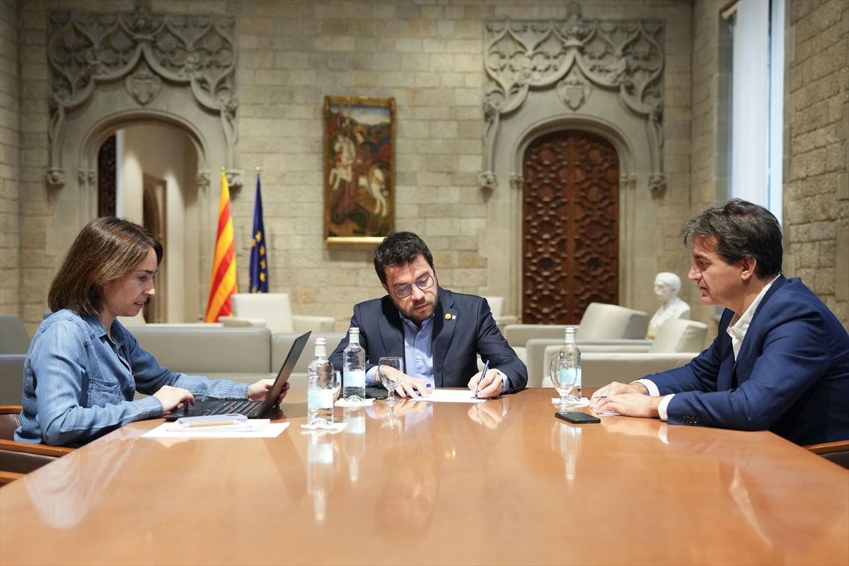 El presidente catalán, Pere Aragonès, reunido con su equipo. Foto: EFE