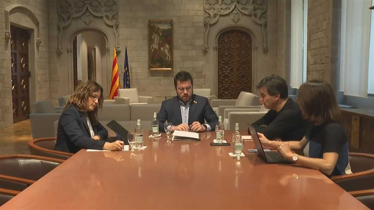 Pere Aragones Kataluniako presidentea, bere taldearekin lanean. Argazkia: EFE