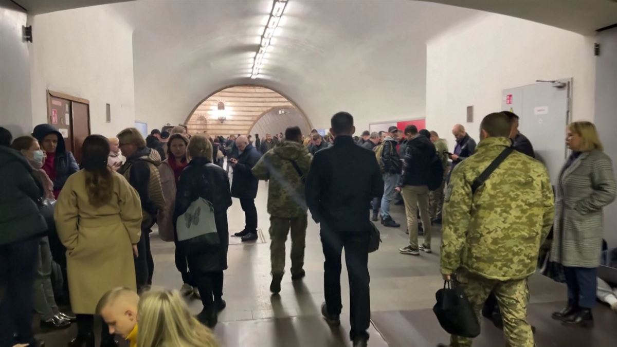 Kieveko metro geltoki bat. Agentzietako bideo batetik ateratako irudia.