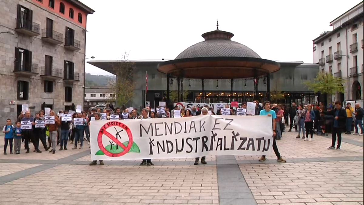 Statkraftek egingo duen parke eolikoaren proiektuaren aurkako manifestazioa Azpeitian