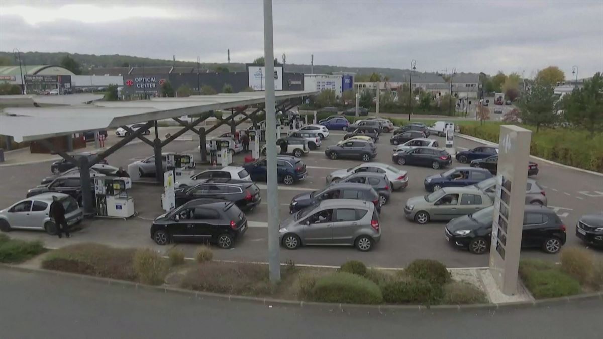 Colas en un gasolinera francesa. Imagen obtenida de un vídeo de Agencias.