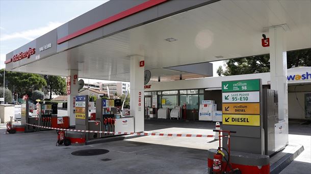 Una gasolinera cerrada de la compañía Total Energies en Niza, Francia