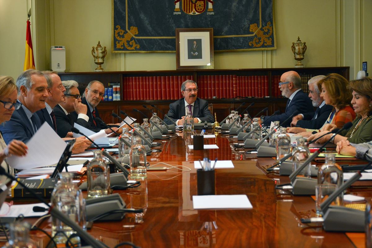 Rafael Mozo, al fondo, en una reunión del CGPJ. Foto: EFE.