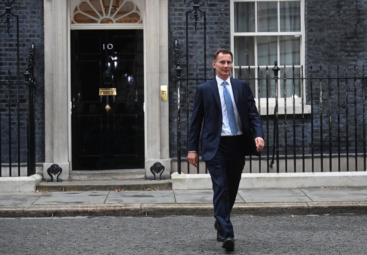 El recién nombrado Jeremy Hunt sale del número 10 de Downing Street en Londres. Foto: EFE