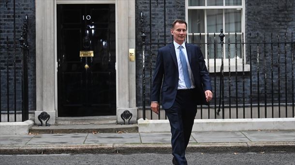 El recién nombrado Jeremy Hunt sale del número 10 de Downing Street en Londres. Foto: EFE