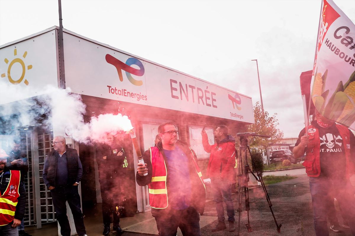 Trabajadores de TotalEnergies en Dunkerque en huelga. Foto de EFE. 