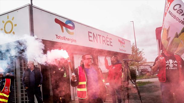 Trabajadores de TotalEnergies en Dunkerque en huelga. Foto de EFE. 