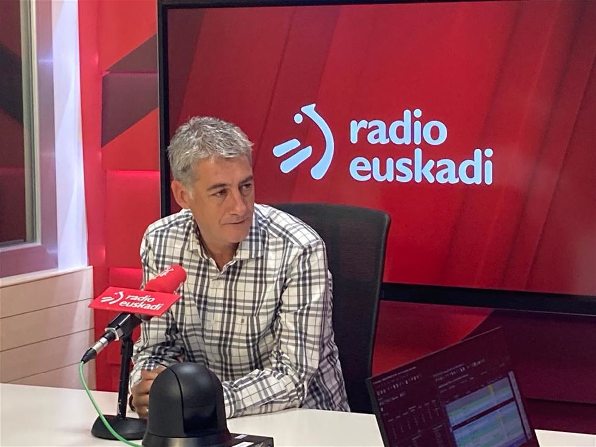 Oskar Matute en los estudios de Bilbao de Radio Euskadi. Foto: EITB Media