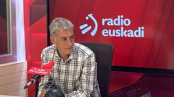 Oskar Matute en los estudios de Bilbao de Radio Euskadi. Foto: EITB Media