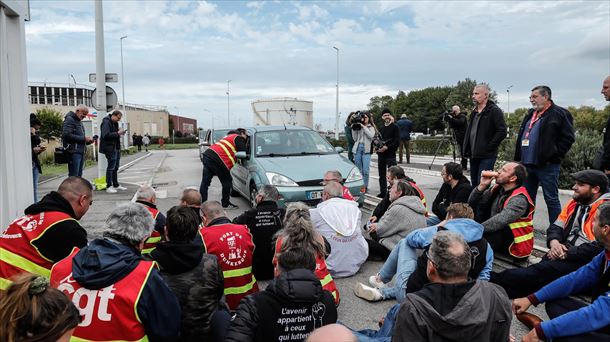 Langileen eserialdia, Mardyckeko (Dunkerque) findegiaren aurrean. Argazkia: EFE