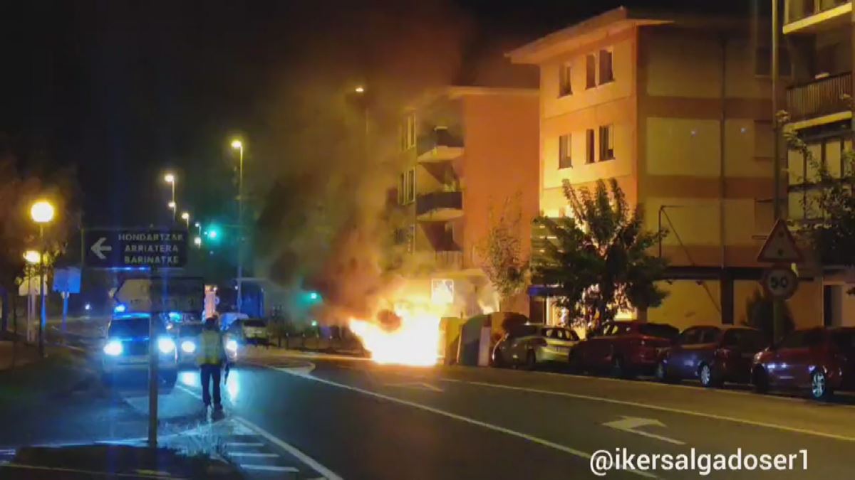 Contenedor ardiendo. Imagen obtenida de un vídeo de Iker Salgado.
