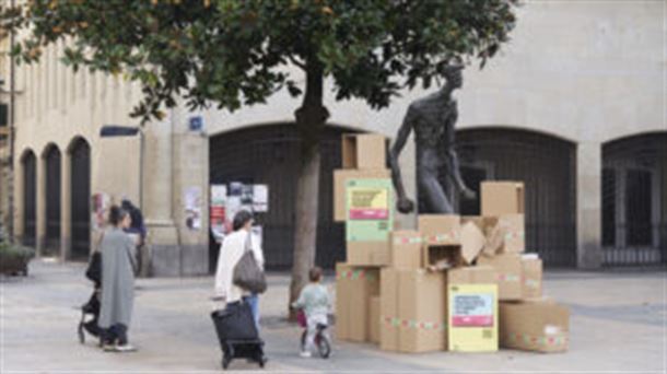¿Por qué el Farolón, el Caminante y el monumento La Mirada han aparecido hoy llenos de cajas?