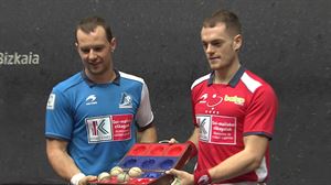 Los pelotaris eligen el material para la segunda jornada de la liguilla del Cuatro y Medio