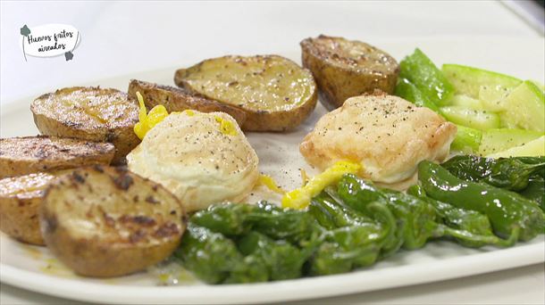 Huevos fritos aireados con patatas asadas y pimientos