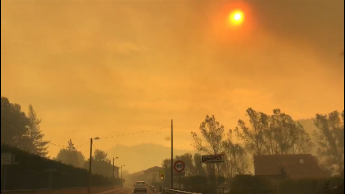 Un incendio forestal en la zona de El Peñueco, en Balmaseda, tiñe el cielo de naranja