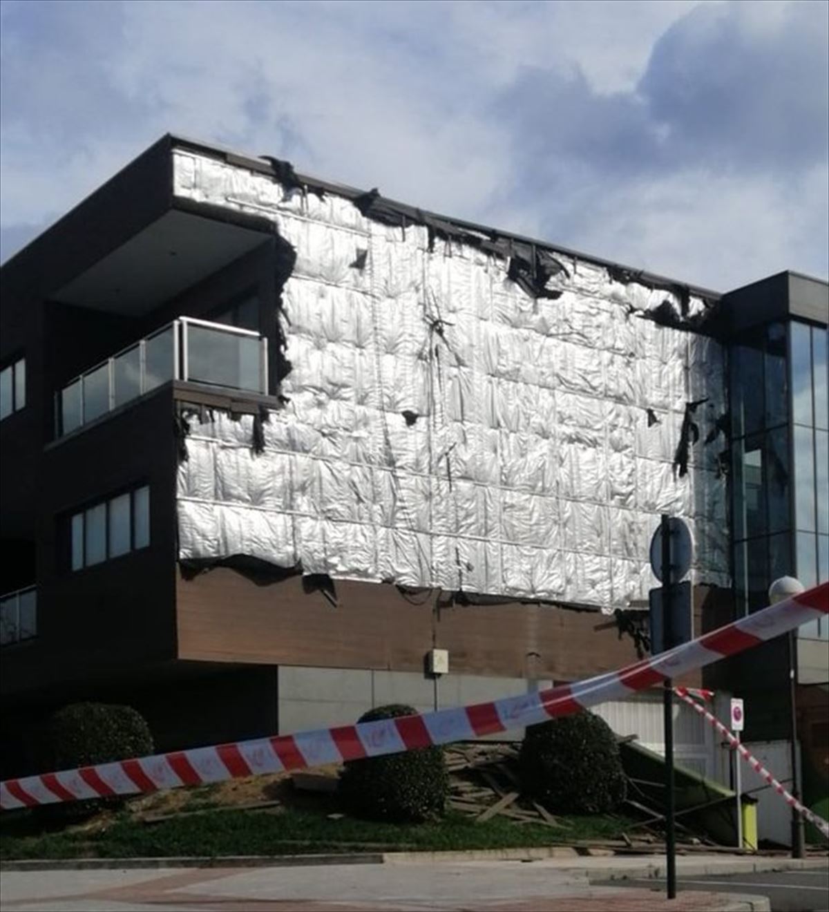 Imagen de la fachada desplomada en Derio. Foto: Bomberos de Bizkaia