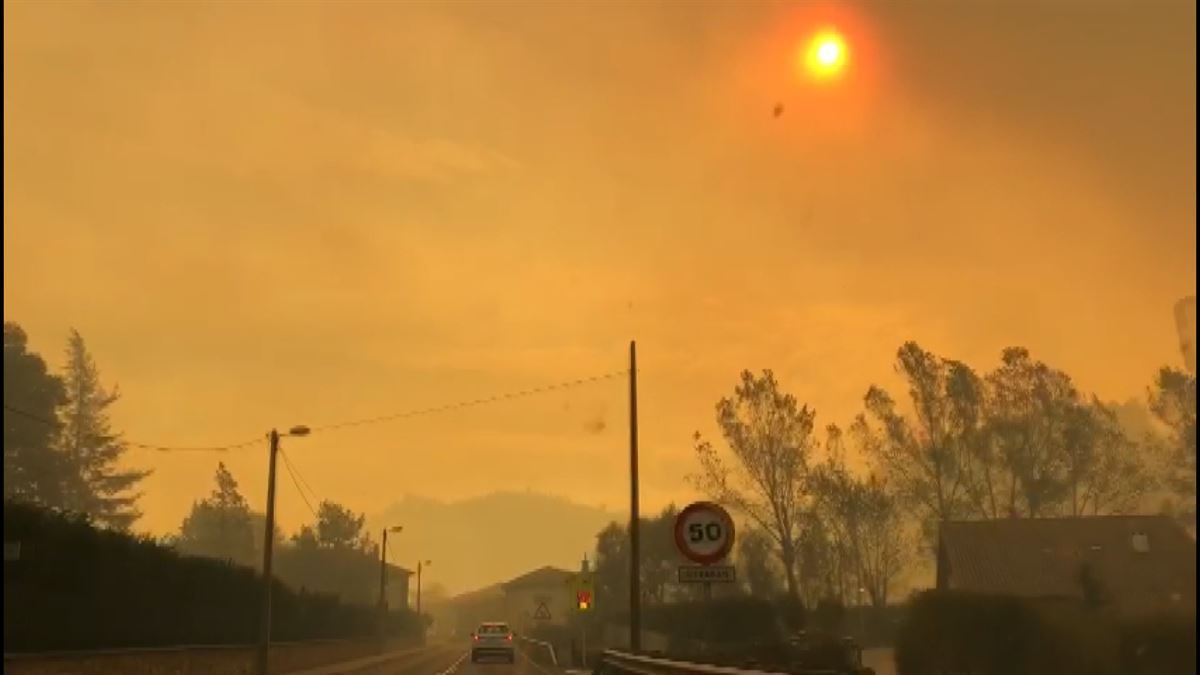 Cielo rojizo y humo producido por el incendio de Balmaseda. Foto: EFE